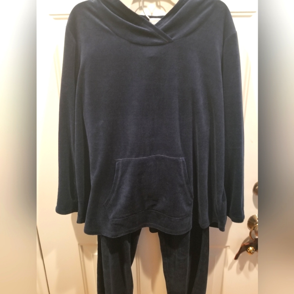 Sunday brand womans sweatsuit. Hoodie top size 2X, bottoms 1X. Navy blue